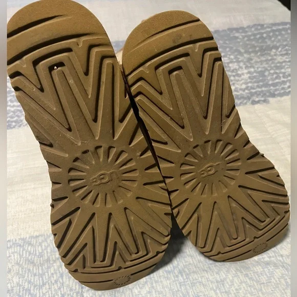 USED** UGG. 7 Bailey Button Triplet II Tall Sheepskin Wool Boots in Chestnut - Picture 10 of 11